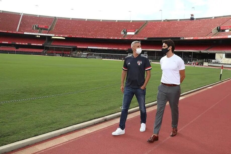Crespo visita o estádio do Morumbi ao lado de Kaká