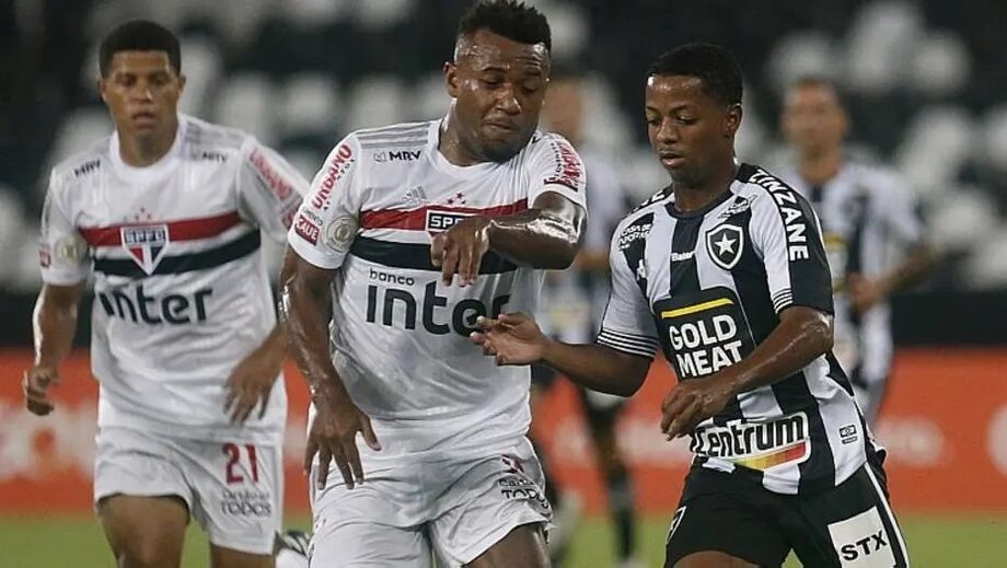 Luan, do São Paulo, disputa jogada com Ênio, do Botafogo