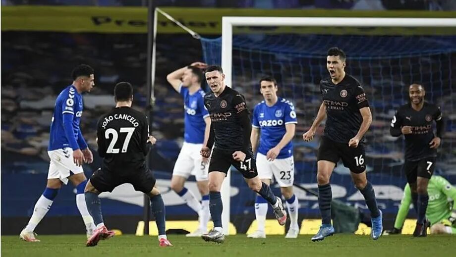 Phil Foden comemora gol na vitória do Manchester City sobre o Everton