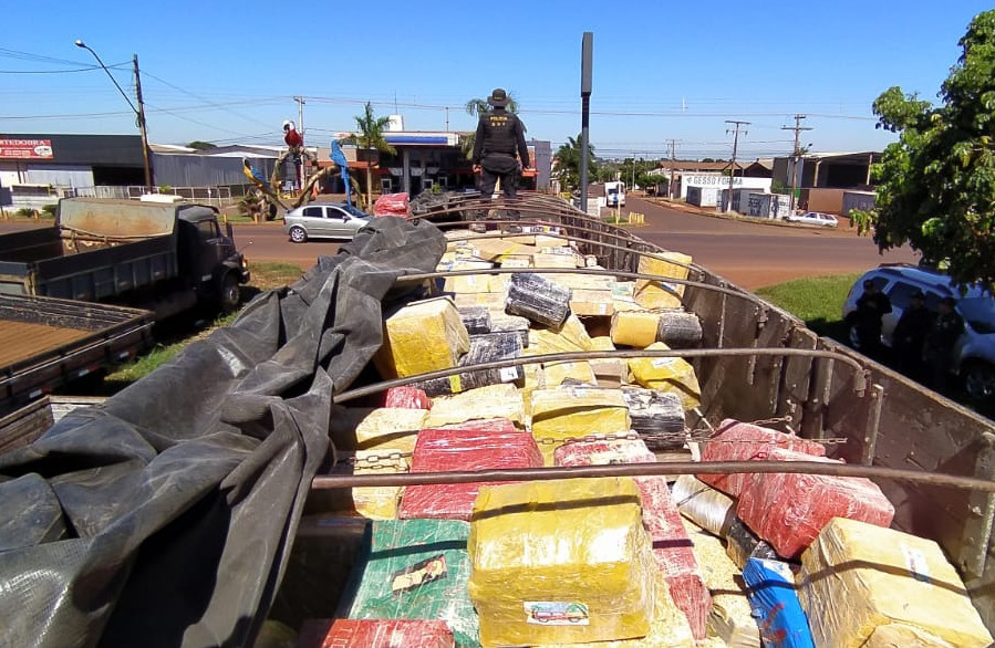 Policiais do Departamento de Operações de Fronteira (DOF) apreenderam, na tarde de ontem 18), um caminhão carregado com 20.8 toneladas de maconha
