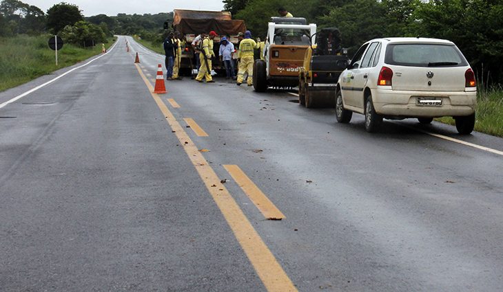 Uma das obras emergenciais é o tapa-buraco na MS-382, entre Guia Lopes da Laguna e Bonito
