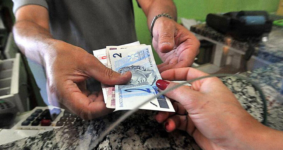 Desta vez, 57,8% disseram ter compromissos como cheques pré-datados, cartões de crédito, carnês de lojas, empréstimo pessoal, prestações de carro e seguros
