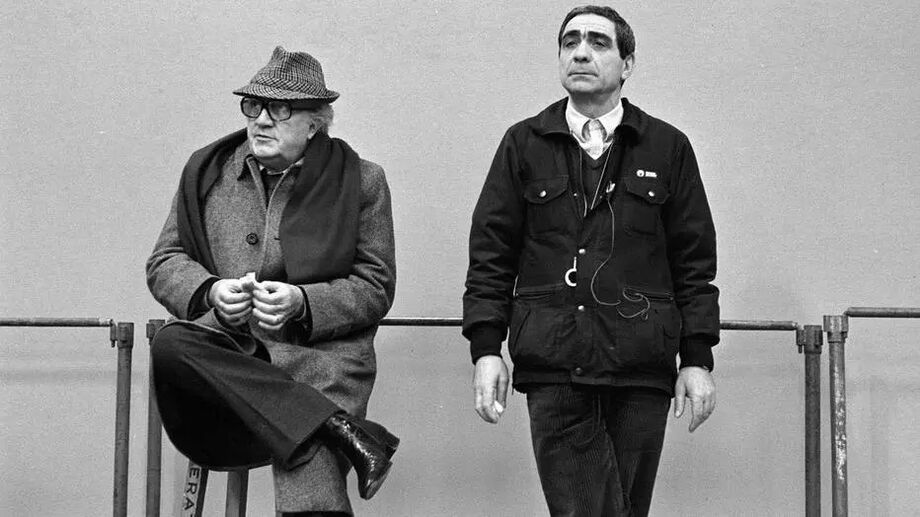 O cineasta Federico Fellini e o diretor de fotografia Giuseppe Rotunno, durante a filmagem de 'Amarcord', em 1973.