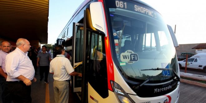 Idoso entrando em transporte público na Capital
