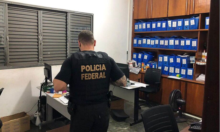 A Polícia Federal (PF) cumpriu hoje (23) um mandado de busca e apreensão na capital paulista e o sequestro de valores em contas bancárias de 31 pessoas em uma operação contra fraudes no Instituto Nacional do Seguro Social (INSS)