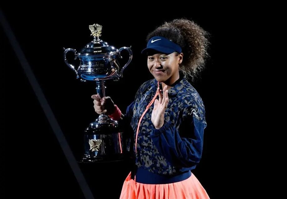 Naomi Osaka segura o troféu Daphne Akhurst depois de vencer Jennifer Brady no décimo terceiro dia do torneio australiano de tênis