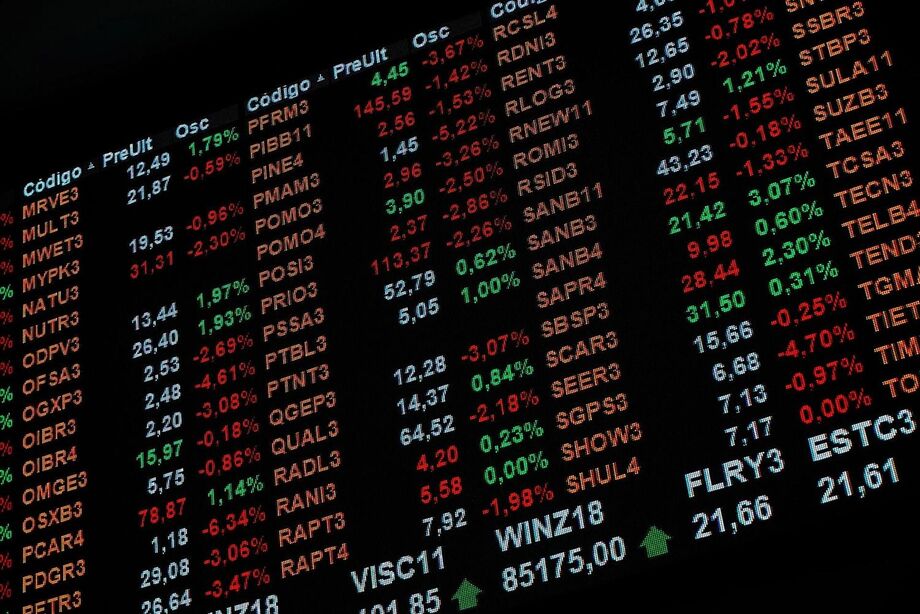 Assim, o índice da B3 fechou nesta quarta-feira em baixa de 0,87%, aos 118.435,33 pontos, tendo oscilado entre mínima de 117.969,94 e máxima de 119.738,13 pontos, com giro financeiro a R$ 36,2 bilhões
