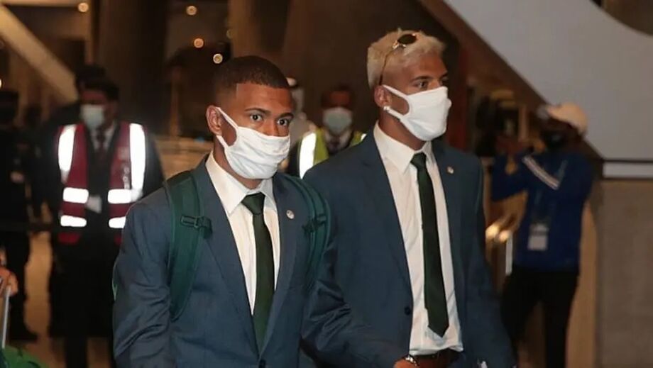 Esteves e Gabriel Menino no desembarque em Doha