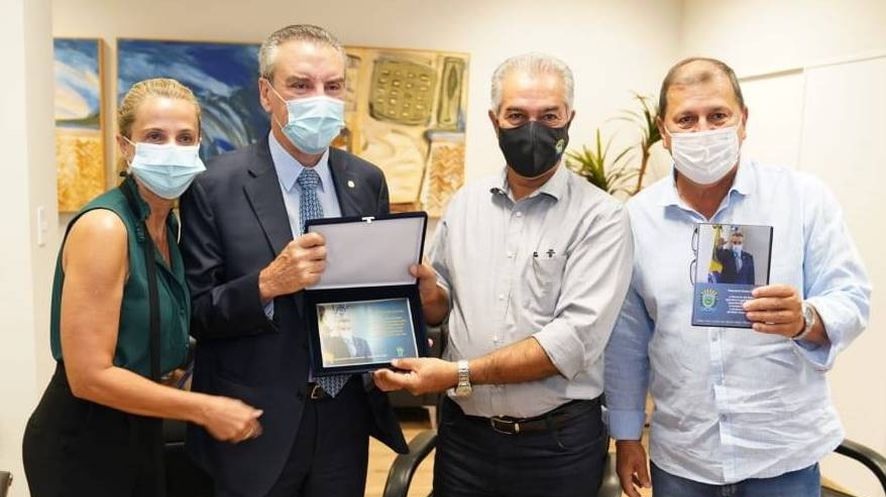 O presidente da Assembleia Legislativa, Paulo Corrêa com a sua esposa, Adriana, recebendo a homenagem das mãos do governador Reinaldo Azambuja e do secretário Sérgio de Paula