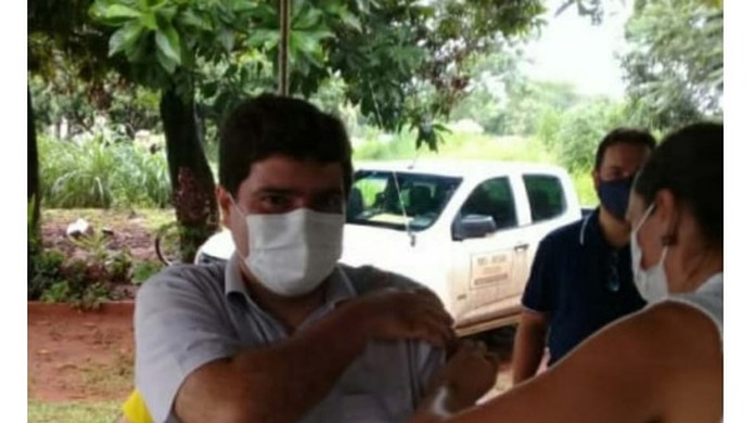 O prefeito se vacinado na Aldeia Brejão