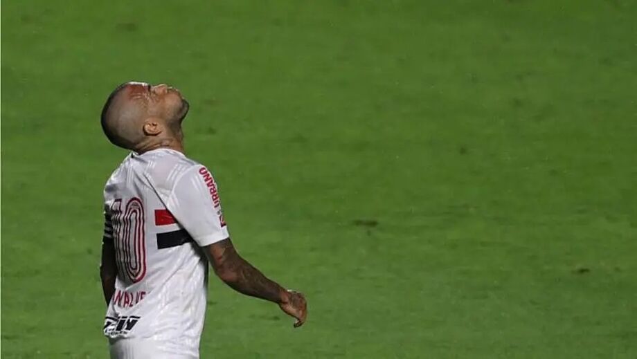 Presidente do São Paulo diz que conta com Daniel Alves