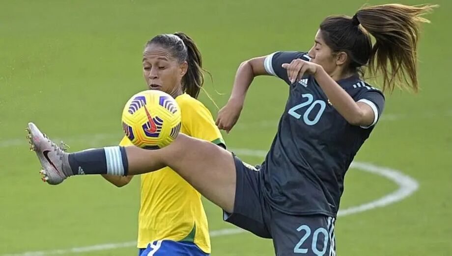 Rafaelle, do Brasil, disputa jogada com Daiana Falfan, da Argentina