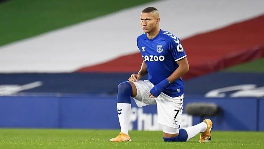 Richarlison se ajoellha em protesto contra o racismo antes de jogo do Campeonato Inglês