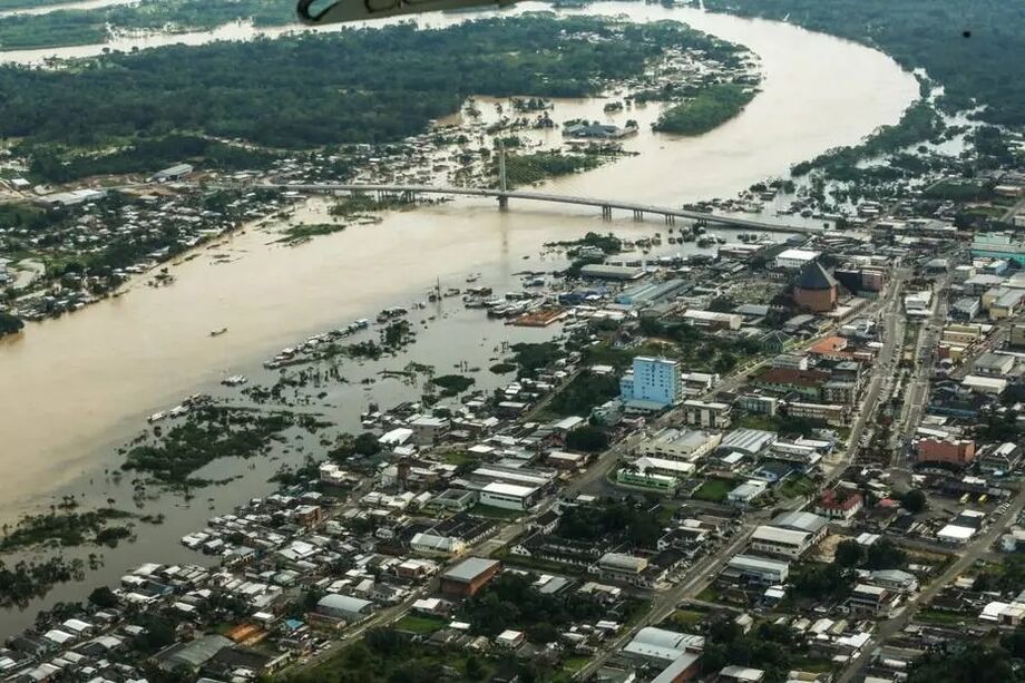 Rio Juruá transbordou após fortes chuvas no Acre