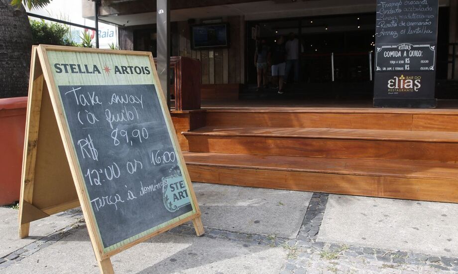 Segundo estudo, 51% dos restaurantes tiveram que demitir funcionários