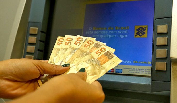 O dinheiro foi depositado no primeiro dia útil, segunda-feira (1º)