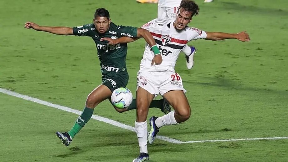Igor Gomes, do São Paulo, disputa bola com Rony, do Palmeiras