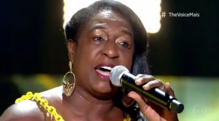 A baiana Zeni Ramos, 67, cantou o clássico 'Luz do Sol', de Caetano Veloso