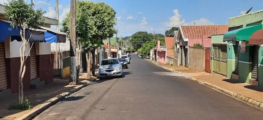 Rua e praças vazias em Rincão, vizinha de Araraquara. Com lockdown, aparência é de cidade fantasma. Até linha de ônibus parou de operar