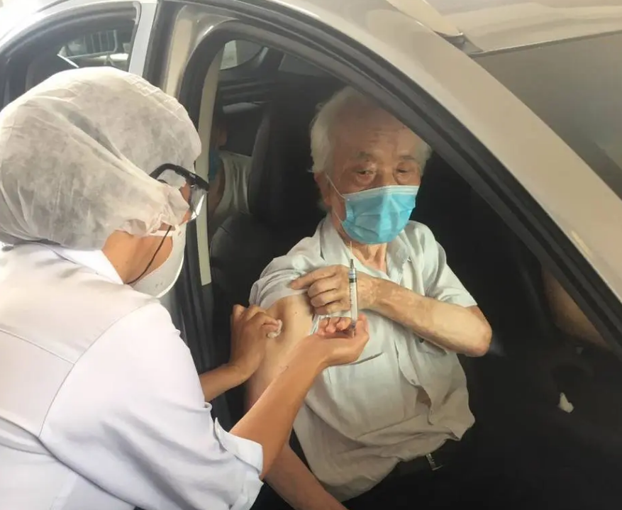Idosos acima de 80 anos são vacinados neste sábado, 27, no Pacaembu, em São Paulo