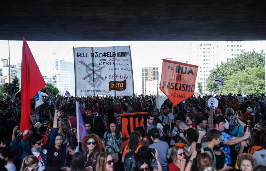 Manifestantes reunidos na Avenida Paulista para protestar contra o presidente Jair Bolsonaro, em 2018