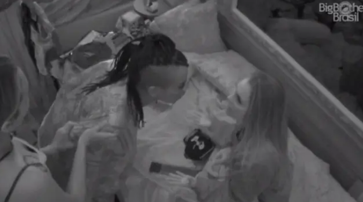 Karol Conka e Carla Diaz discutem no quarto após a festa do líder