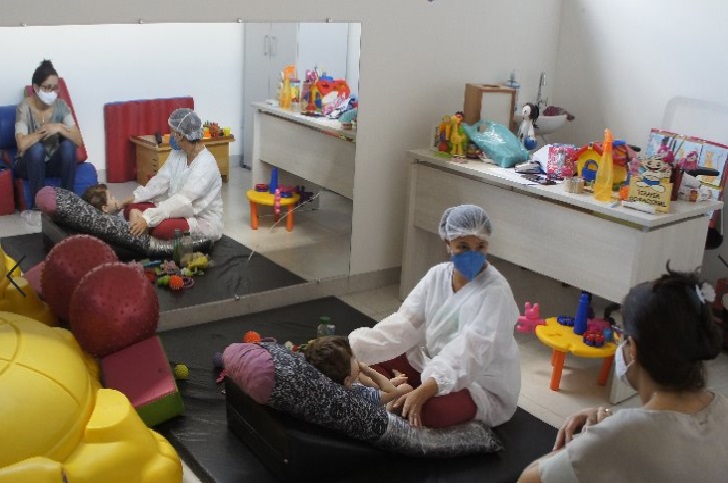 Mãe e filho durante terapia ocupacional
