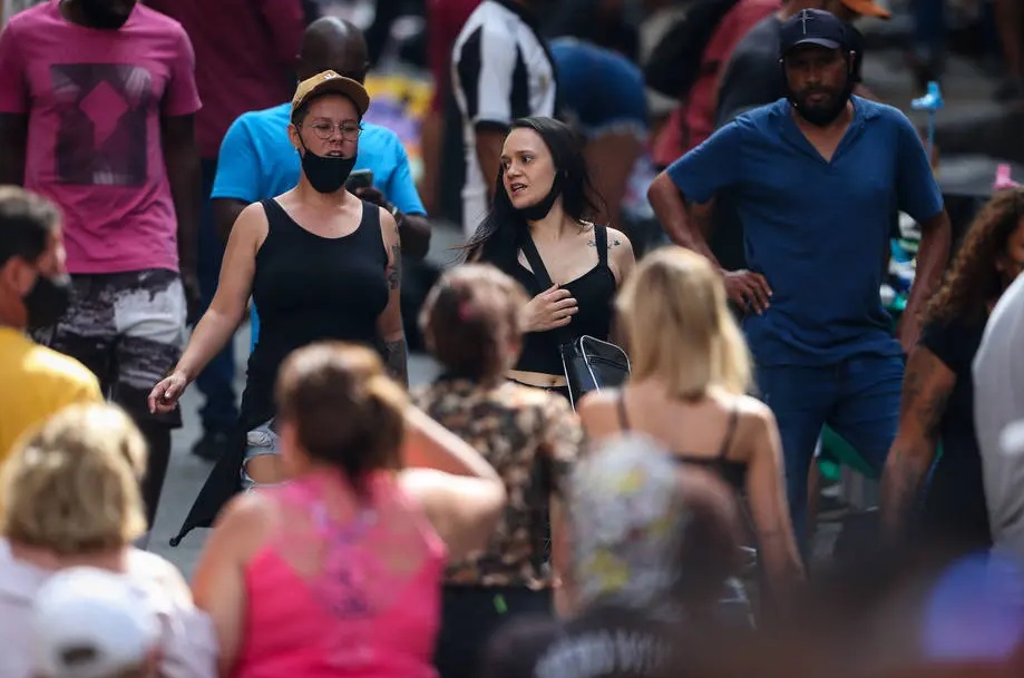 Aglomeração em ruas de comércio durante a pandemia de covid-19