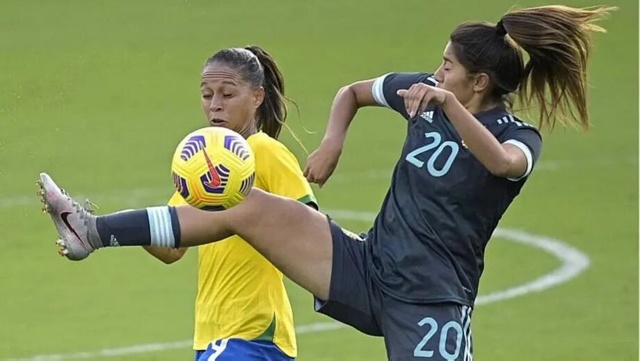 Rafaelle, do Brasil, disputa jogada com Daiana Falfan, da Argentina