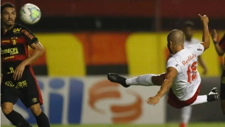 Ytalo tenta voleio em jogo entre Red Bull Bragantino e Sport em Recife