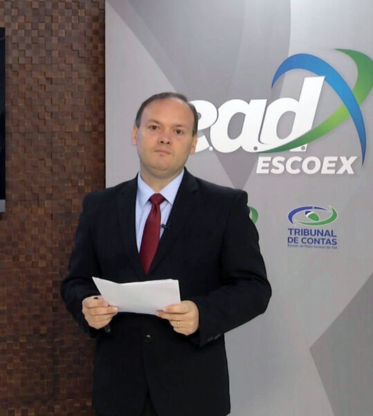 Bacharel em Direito e auditor estadual de controle externo do TCE-MS (Tribunal de Contas de Mato Grosso do Sul), Herbert Covre Lino Simão
