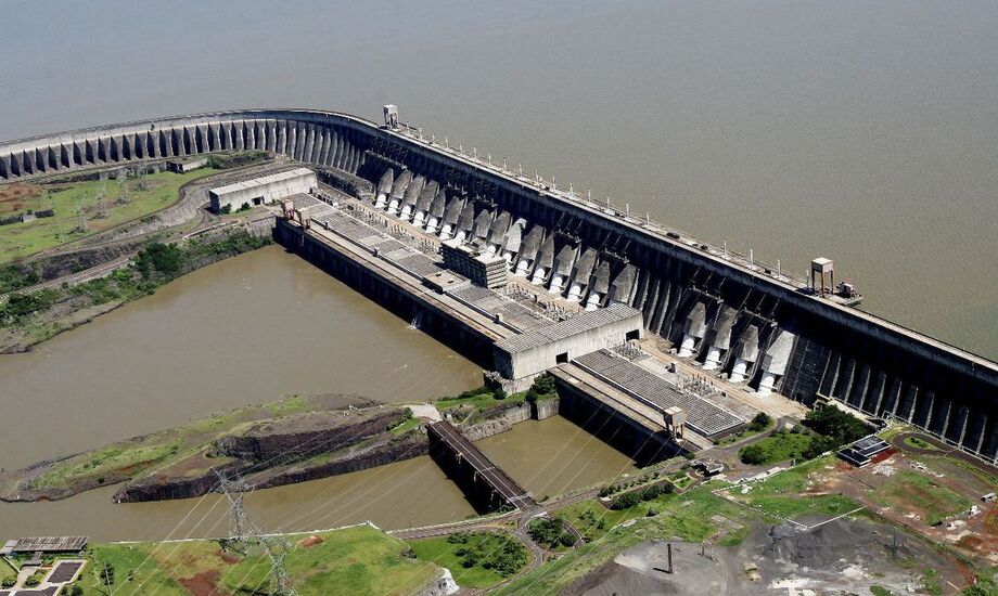 Segundo Itaipu, o vertedouro permaneceu aberto pelo tempo e com valores de vazão estritamente necessários para compensar a redução parcial da geração.