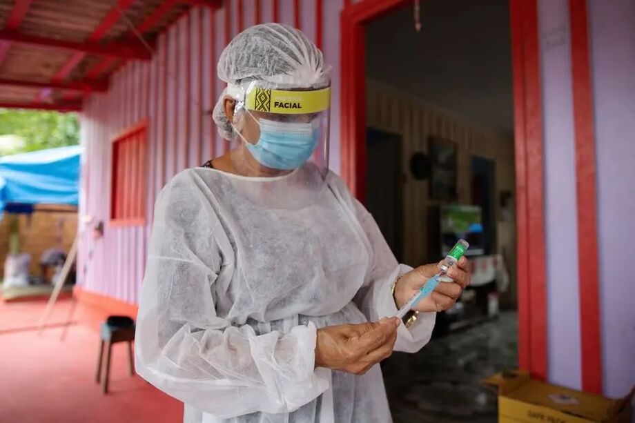 Enfermeira prepara aplicação de vacina contra a covid-19 em comunidade próxima a Manaus