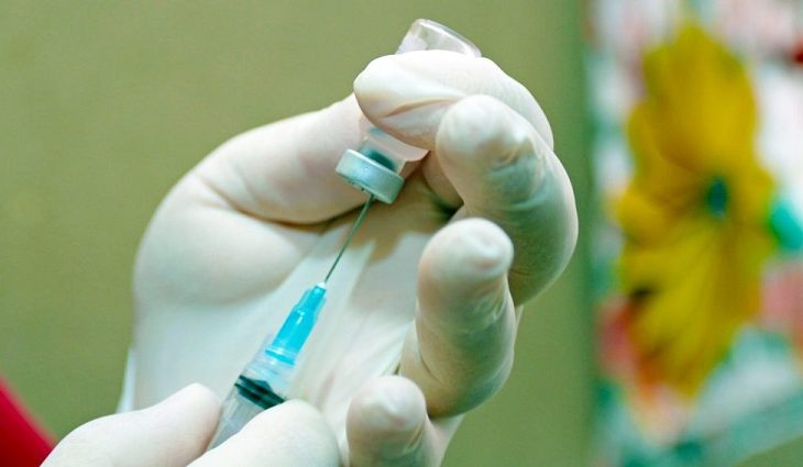 No total, 1.438.035 de pessoas receberam a primeira dose e 293.627 receberam a dose de reforço da vacina, necessária para completar a imunização.