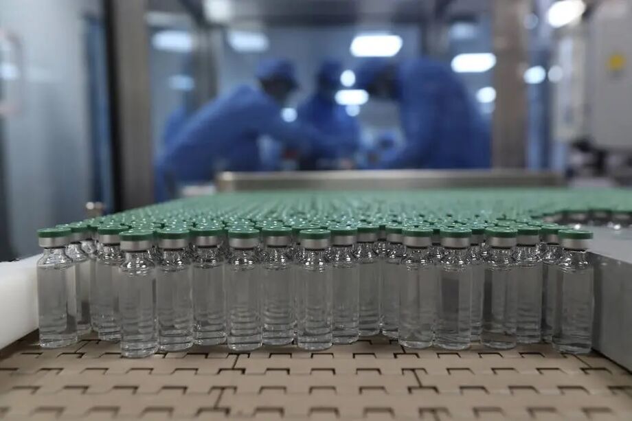 Linha de produção de vacina contra a covid-19