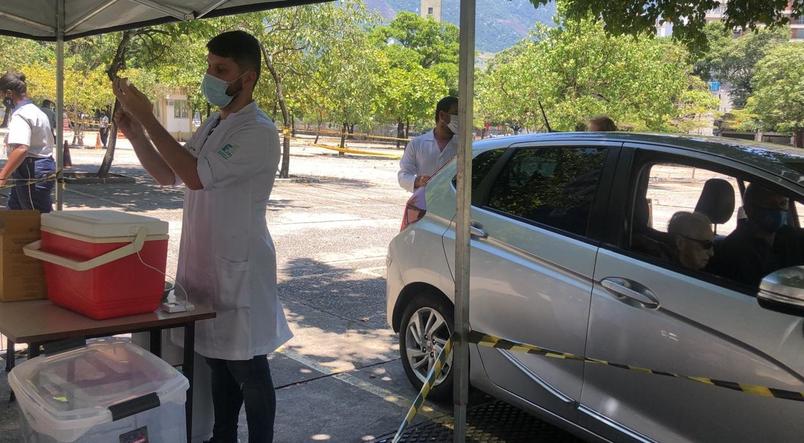 Drive-thru de vacinação, em São Paulo