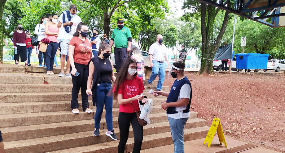 Estudantes foram higienizados antes de entrar na sala