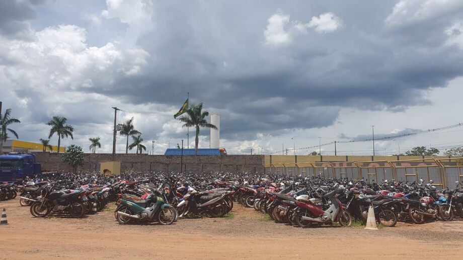 No total, 28 carros e 156 motocicletas foram vendidas e devem voltar a circulação