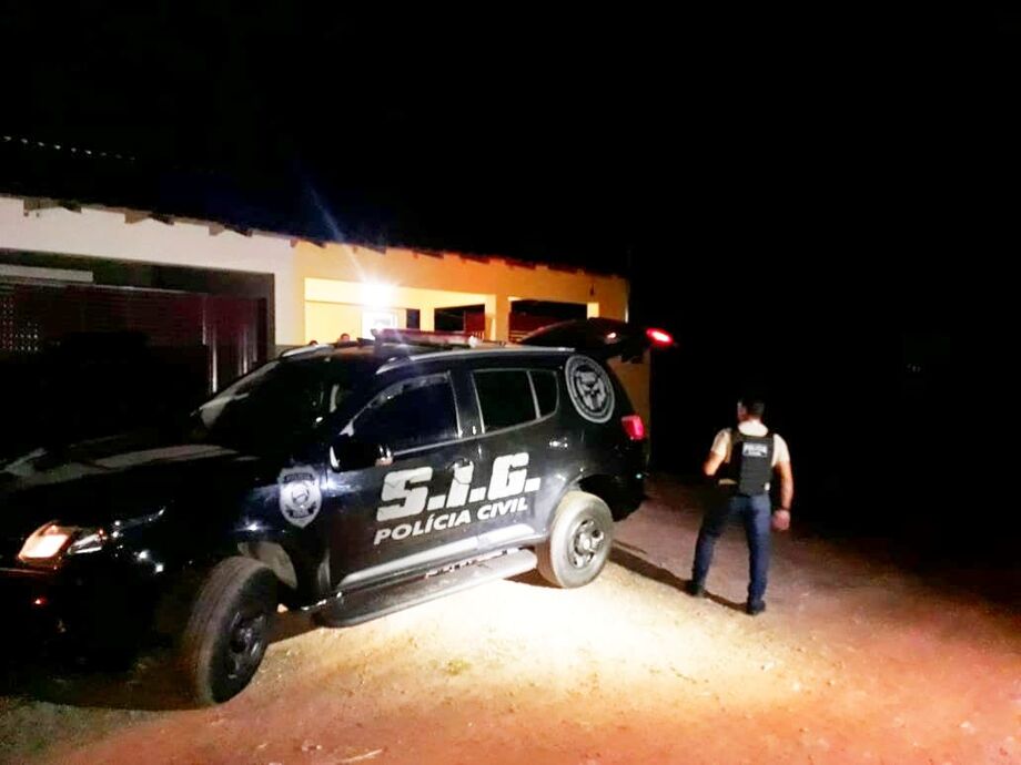 Os suspeitos foram detidos após a Polícia Civil cumprir mandados de busca e apreensão na residência de um deles, que servia como ponto de venda de entorpecentes
