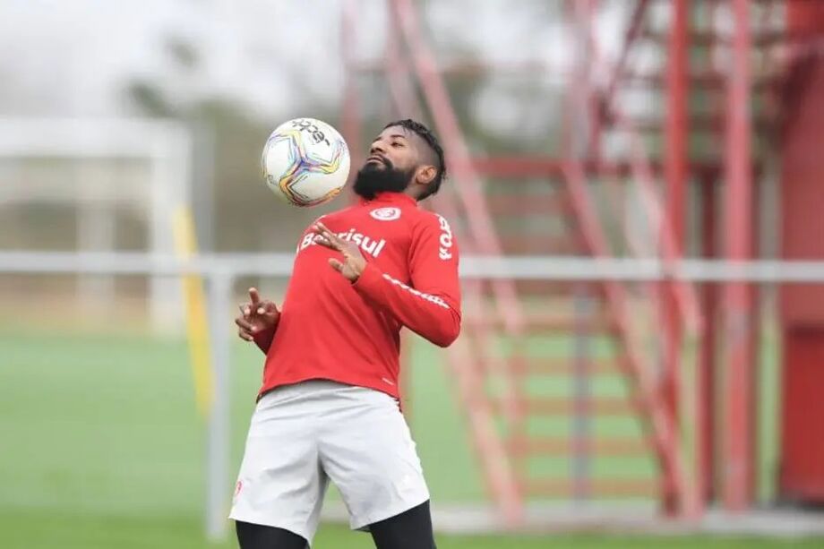 Lateral-direito Rodinei será escalado pelo Inter após doação