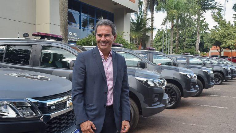 Em solenidade realizada nesta tarde de segunda-feira (22), o prefeito Marquinhos Trad recebeu simbolicamente do Governo do Estado as chaves de 43 veículos para reforçar a segurança pública da cidade