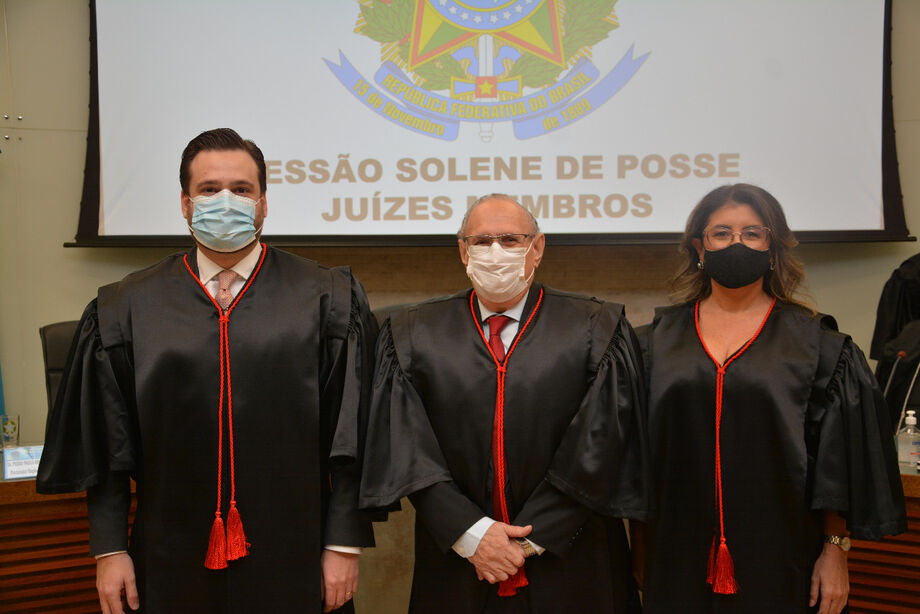 O Tribunal Regional Eleitoral de Mato Grosso do Sul (TRE-MS) empossou, na sessão ordinária da última segunda-feira (22), os juízes Daniel Castro e Monique Marchioli