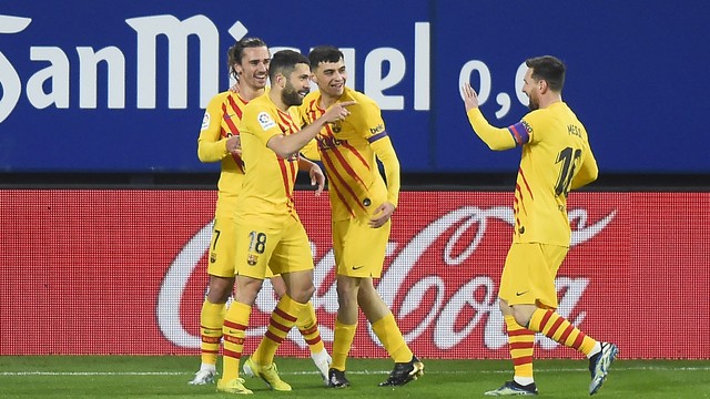 Jogadores do Barcelona comemoram o gol de Jordi Alba contra o Osasuna