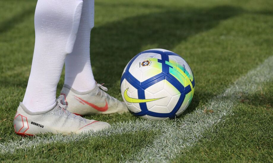 O texto prevê que pertence à entidade de prática desportiva de futebol mandante o direito de arena sobre o espetáculo desportivo