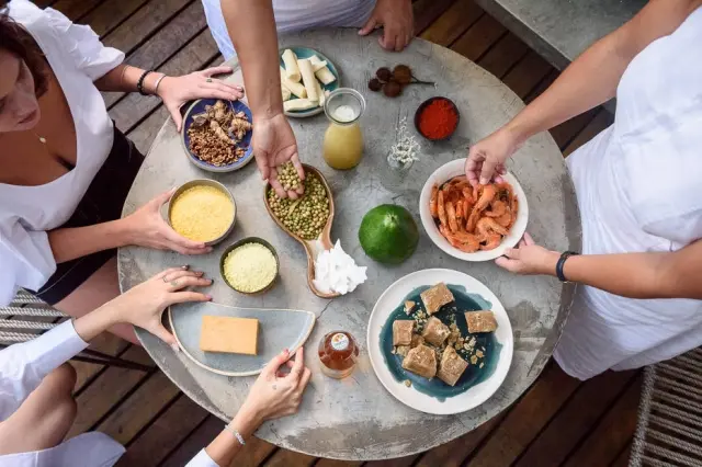 A mesa delas. Encontro dos ingredientes antes de irem para as panelas
