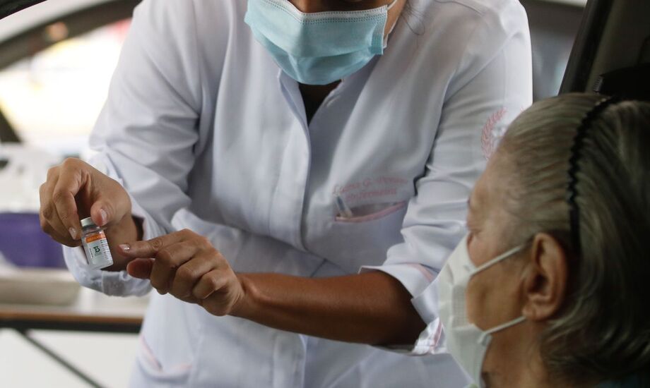 As vacinas contra o novo coronavírus começaram a ser aplicadas na população brasileira na segunda quinzena de janeiro