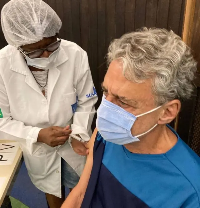 Chico Buarque recebe primeira dose da vacina contra Covid-19 no Rio de Janeiro
