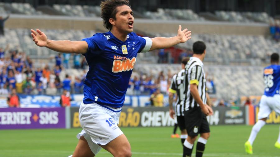 Marcelo Moreno comemora gol.