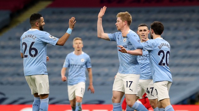 Manchester United vence West Ham e segue como vice-líder do Inglês