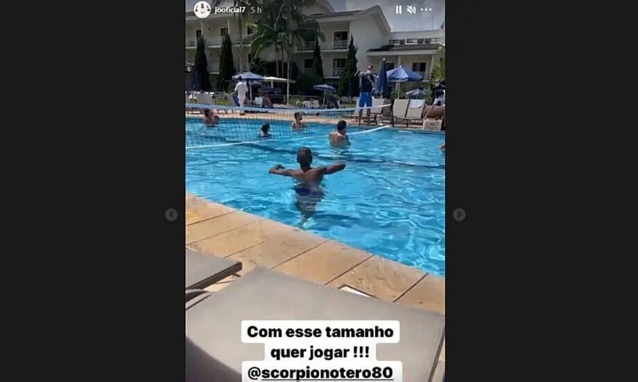 Em meio ao surto da covid-19 no elenco, Jô faz postagem em resort, em que aparece o jogador Otero